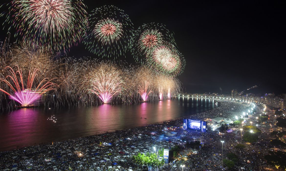 Avanço da delta ameaça planos de Réveillon e Carnaval em 2022